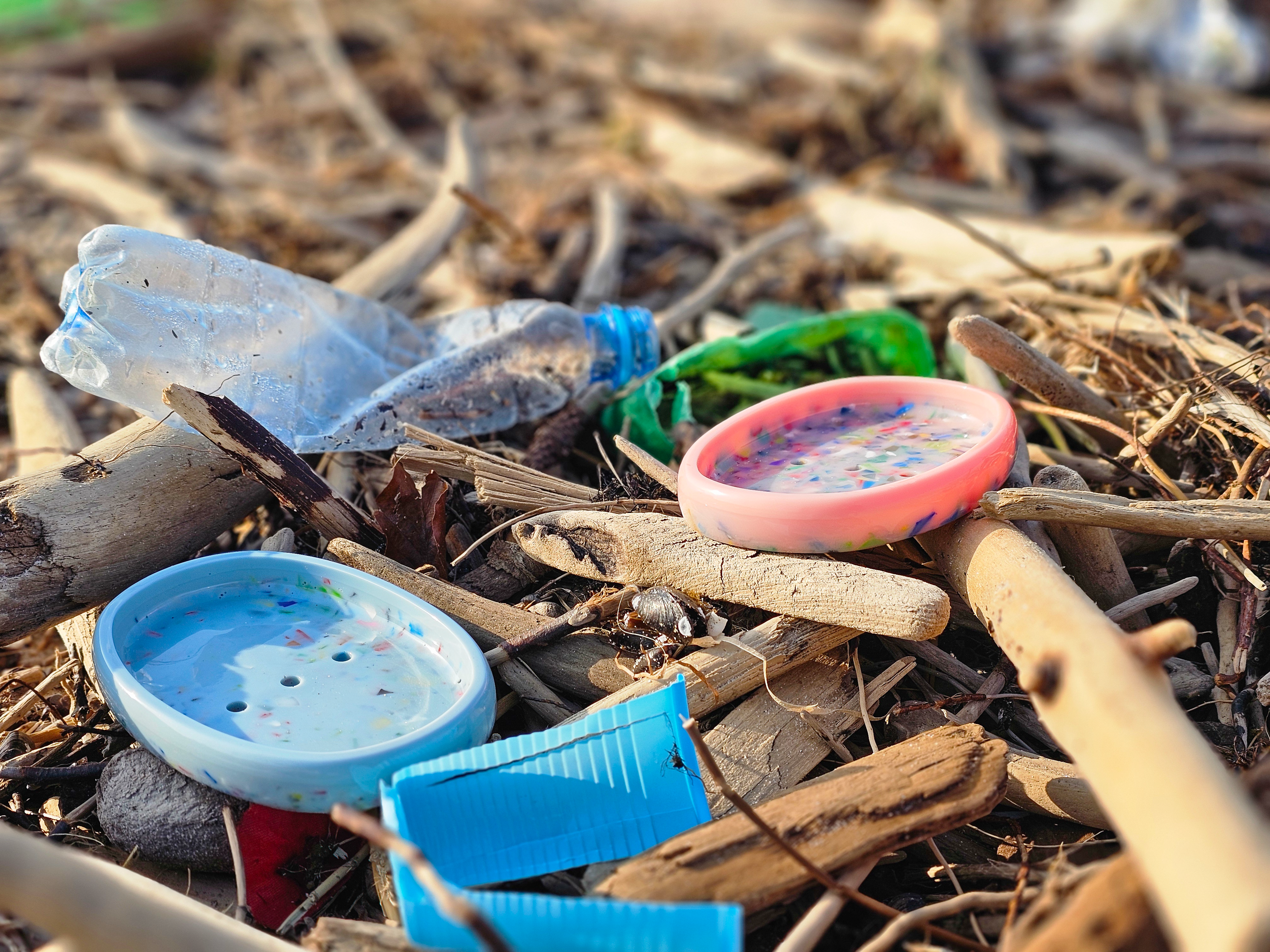 Mydelniczka ze śmieci morskich